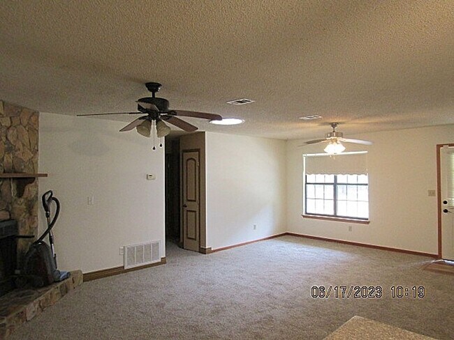 Foto del edificio - Xtra Large Corner Lot- 3 Bedroom 2 Bath In...