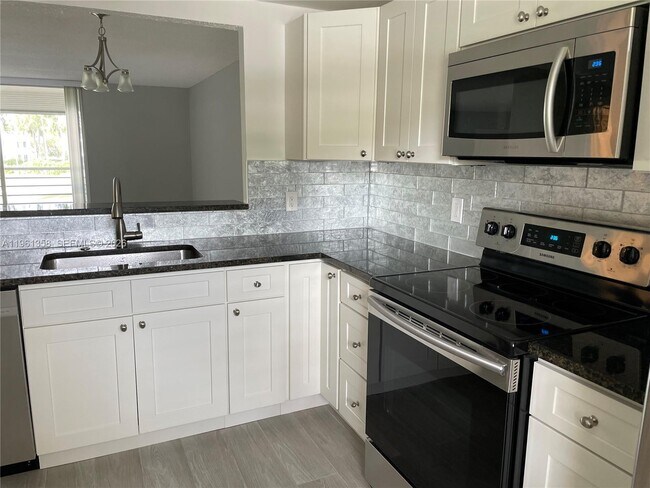 Foto del edificio - 805 Cypress Blvd