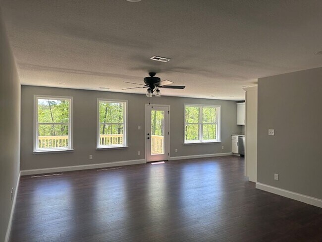 Building Photo - Maryville 37804 - 3 bedroom, 2 bath home -...