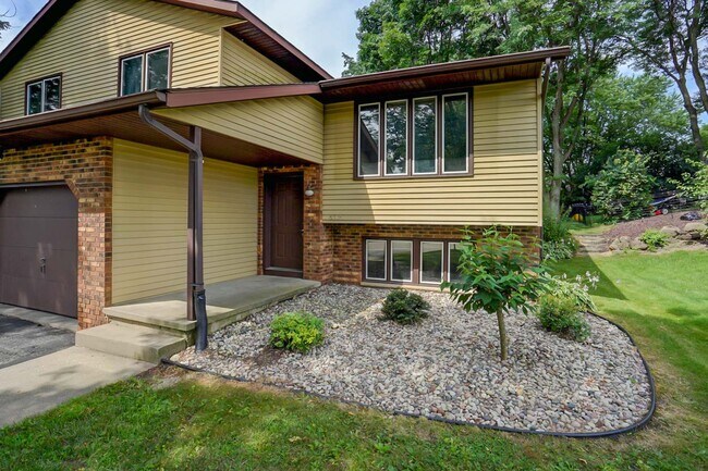 Right side of duplex available - 832 Walnut St