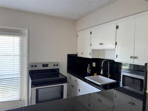 Building Photo - 816 NE 10th St