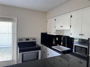 Building Photo - 816 NE 10th St