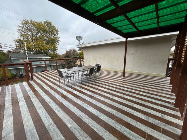Building Photo - Spacious 2 bedroom 1 bathroom in the beaut...