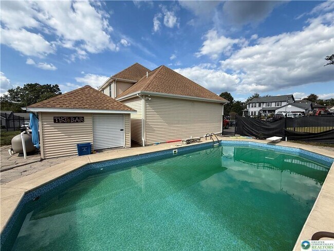 Foto del edificio - 4 bedroom 2.5 bathroom