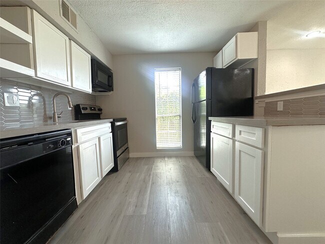 Foto del edificio - 3214 Hutchins St
