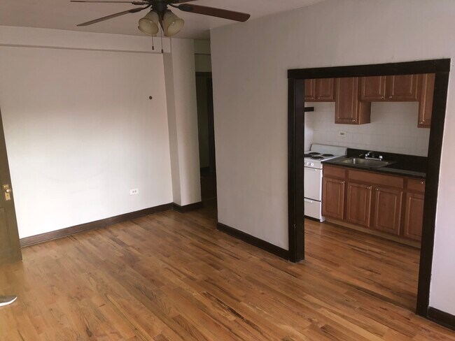 Foto del edificio - 4027 W Irving Park Rd