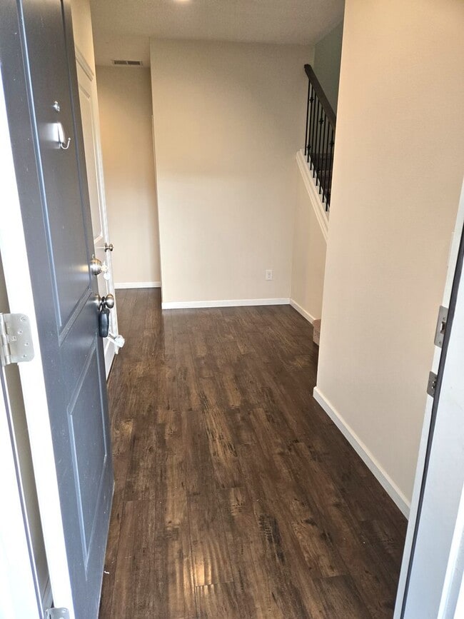 Foto del edificio - Excellent Location!  Like new built 2017 -...