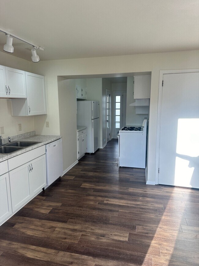Foto del edificio - 4409-4415 Eastridge Drive