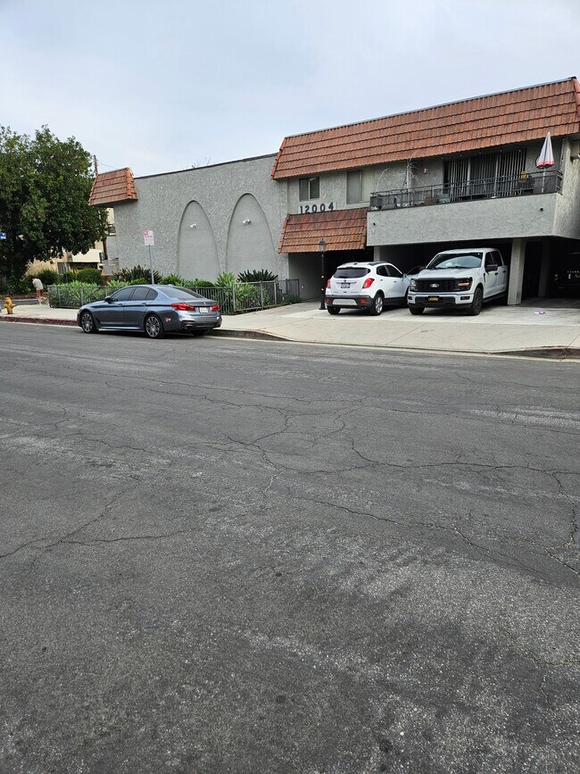 Frente - 12004 Kling St