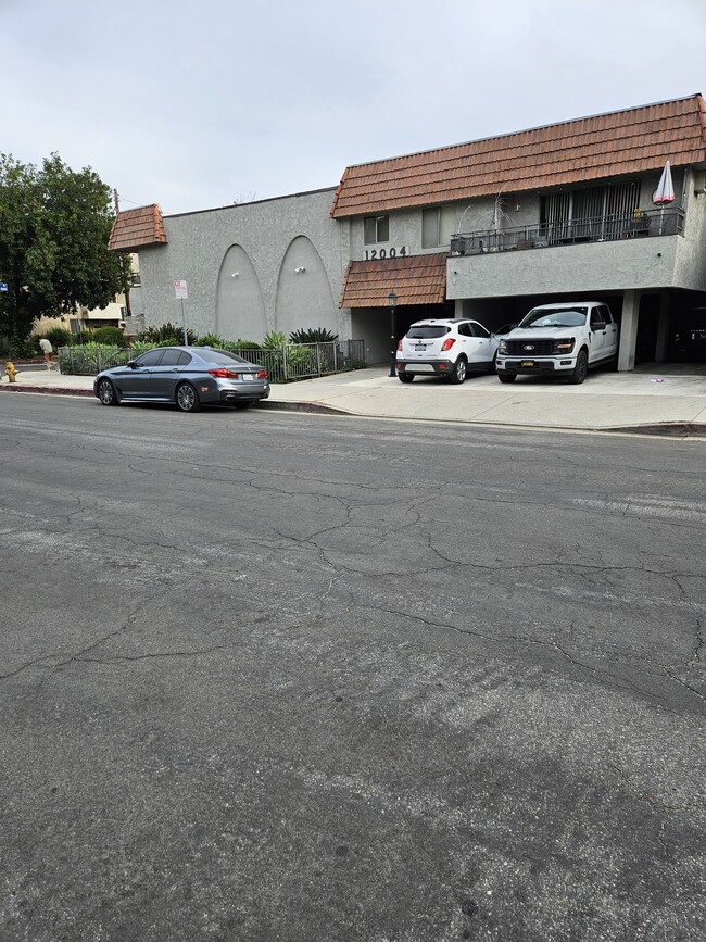 Front - 12004 Kling St