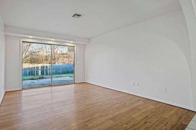 Foto del edificio - Beautifully Renovated 3bed/  2bath in Del city!   Bonus room in the Master bedroom!!