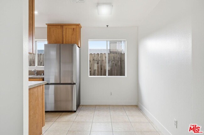 Foto del edificio - 6616 Sylmar Ave