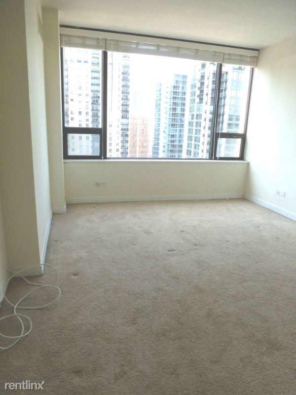 Building Photo - 2 E Oak St