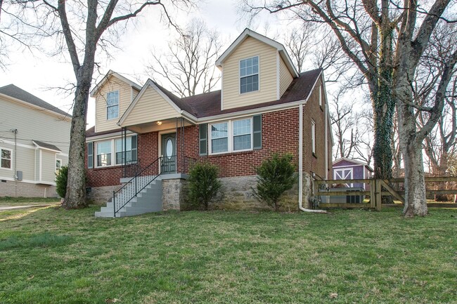 Building Photo - 1704 Sherwood Ln