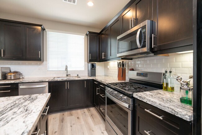 Building Photo - 3 Bedroom Townhome in the Veridian Community of Del Sur