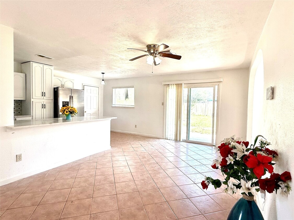 Foto principal - 9350 Guywood St