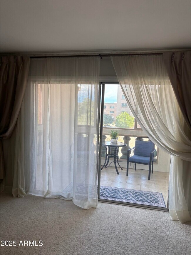 Foto del edificio - 7840 E Camelback Rd