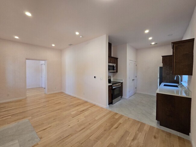 Building Photo - 1708 Cam Peralta