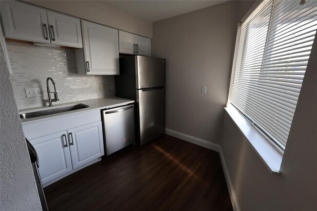 Foto del edificio - 1840 Burton Dr