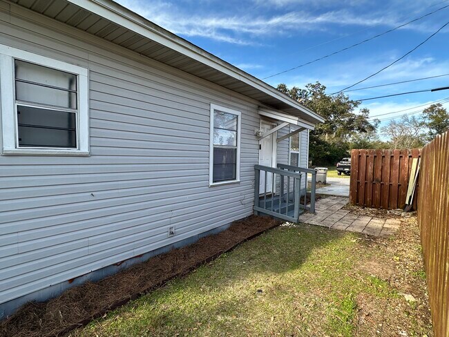 Building Photo - 215 N Carys Ln