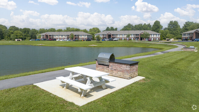 Lake With Grilling Stations - Polo Springs Apartments