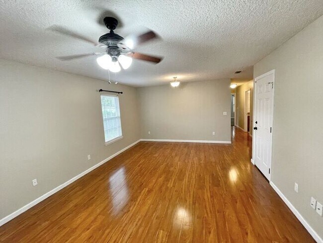 Building Photo - Come See It Now!