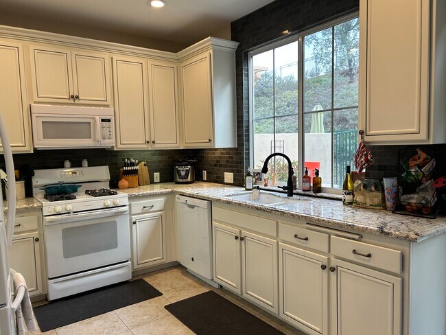 Cocina con vistas al patio - 580 Fenwick Way