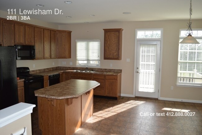 Building Photo - Immaculate end unit Cranberry Townhome