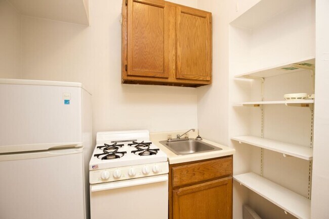 Building Photo - 2824 N Burling St