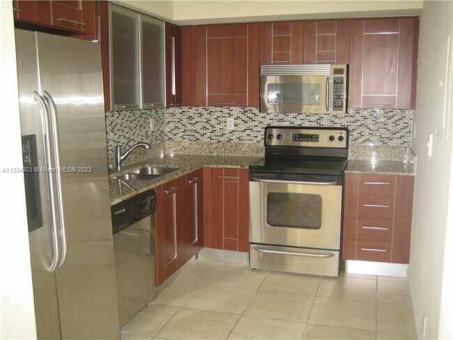 Foto del edificio - 3300 NE 191st St