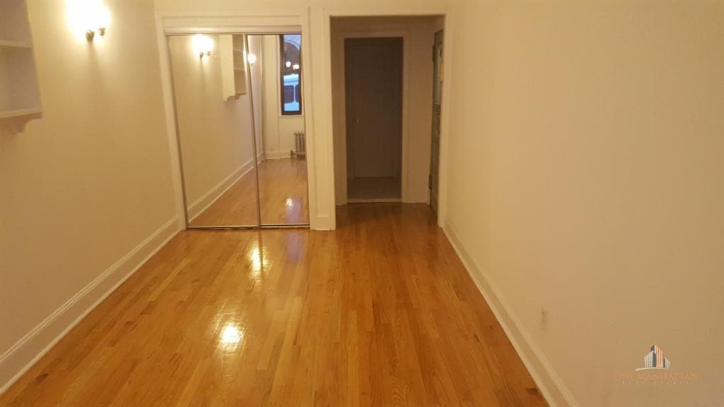 Primary Photo - 322 E 70th St