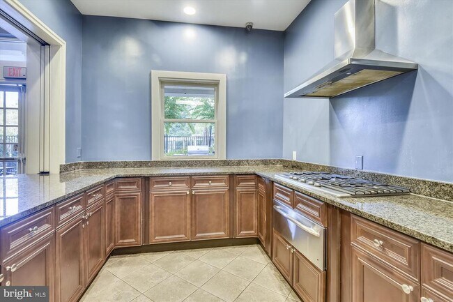 Building Photo - 1976 Logan Manor Dr