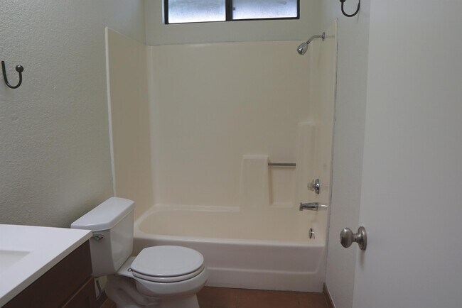 Building Photo - 53805 Avenida Martinez