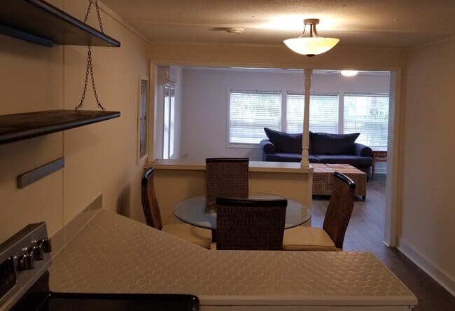 Foto del edificio - 2477 S Fletcher Ave