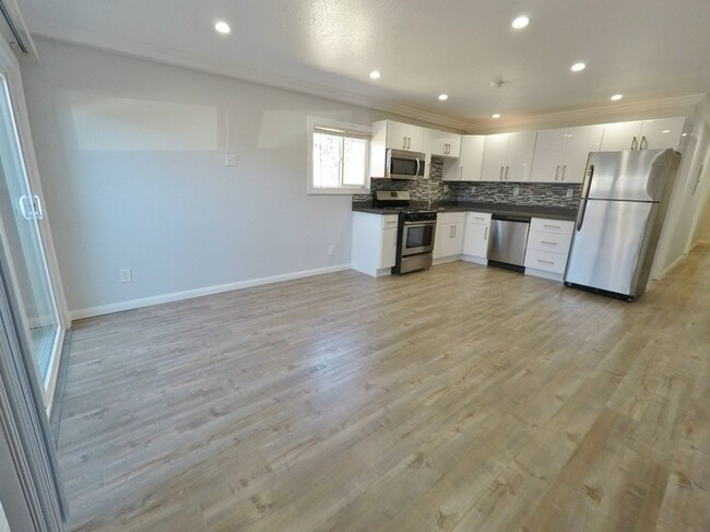 Building Photo - Remodeled 2BR in NOBE w/ In-Unit Laundry, ...