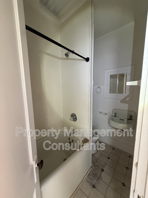 Foto del edificio - 1014 E 1st St