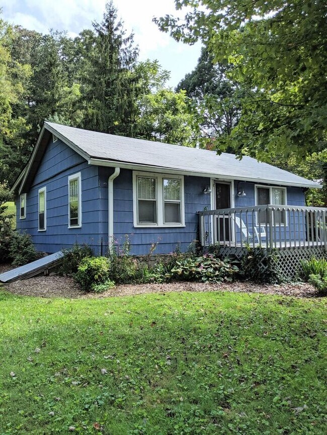 Building Photo - Asheville Cottage Rental!