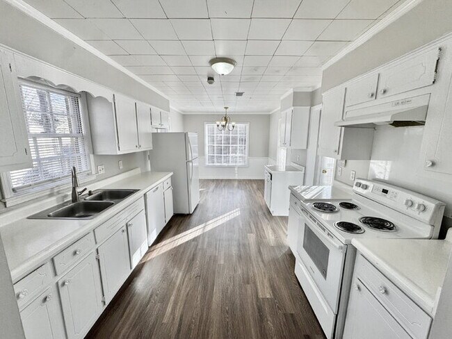 Building Photo - 6843 Amersham Dr