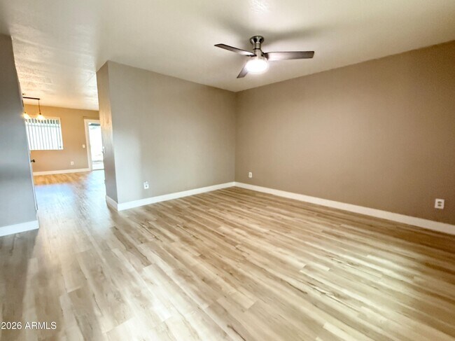 Foto del edificio - 1902 E Sandra Terrace