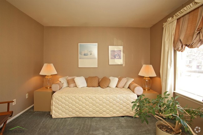 Bedroom - Manchester Lake Townhomes