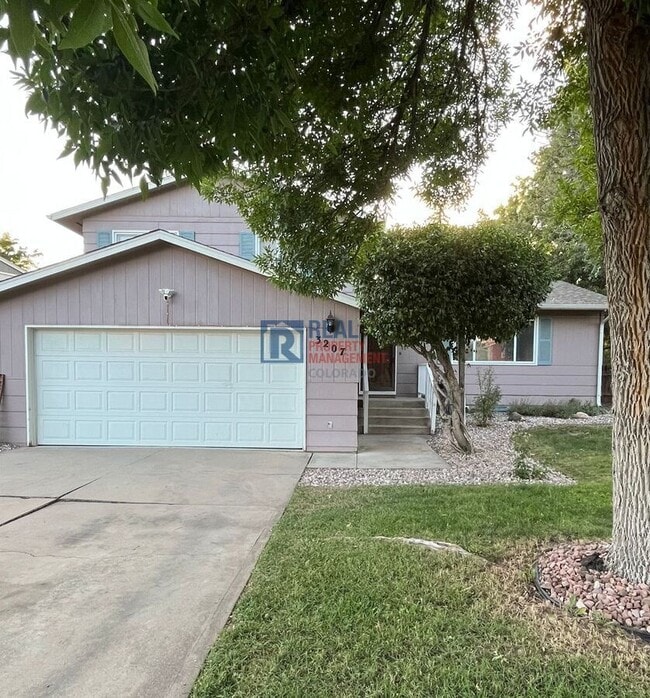 Building Photo - 3207 Camelot Dr