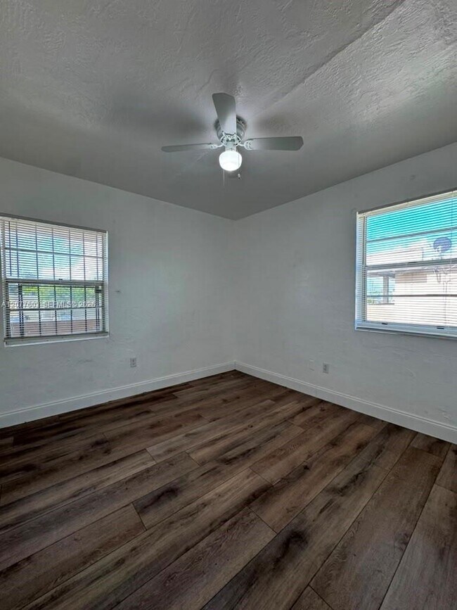 Foto del edificio - 3227 NW 48th St