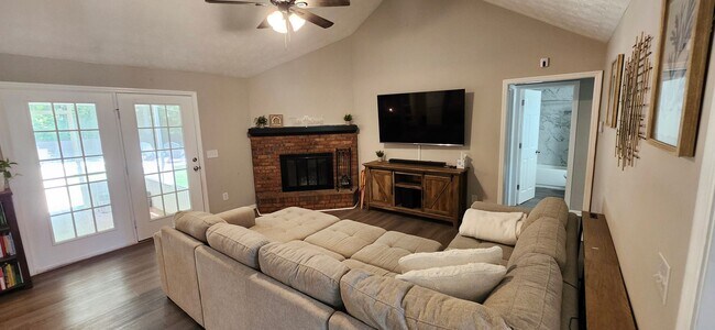 Foto del edificio - 4 bedroom home in North Columbus