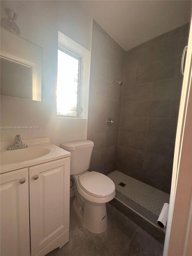 Foto del edificio - 1220 NE 110th Terrace