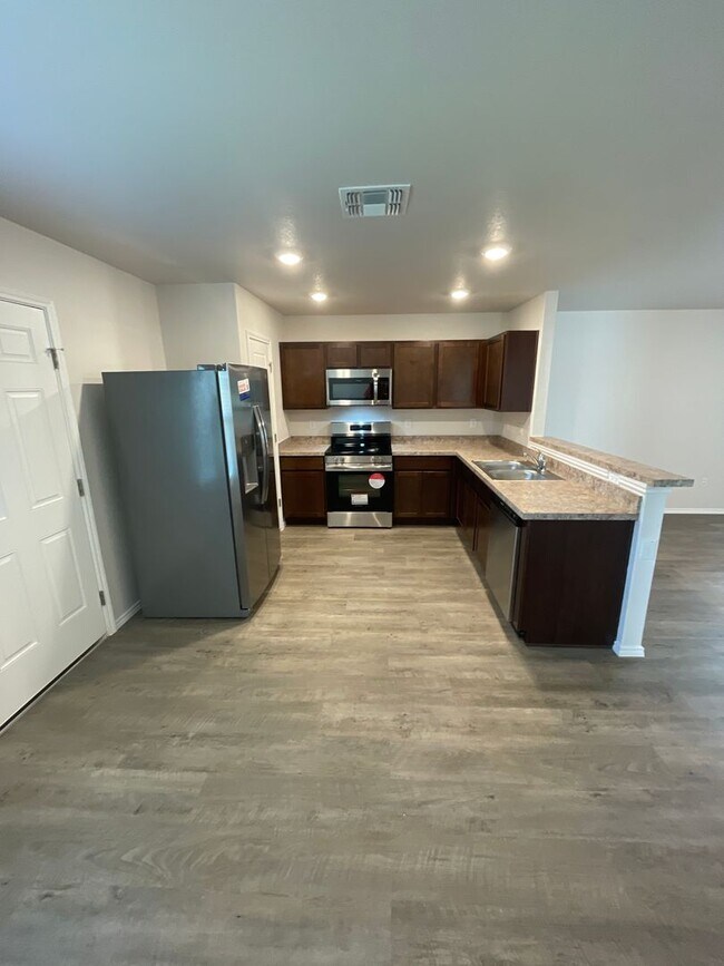 Foto del edificio - *New Year, New Home Special* BRAND NEW Thr...
