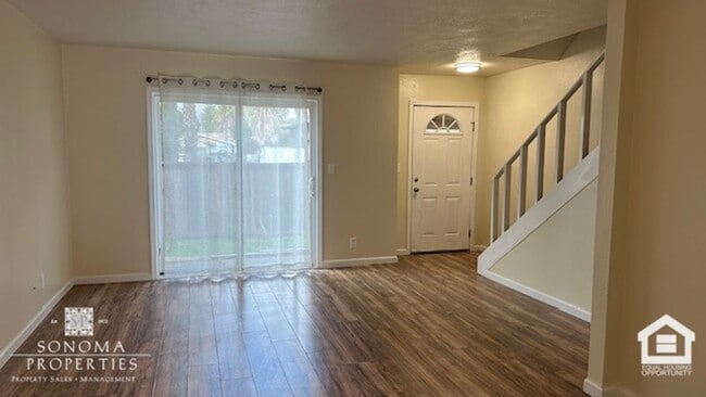 Foto del edificio - Charming 2BD/1.5BA Duplex