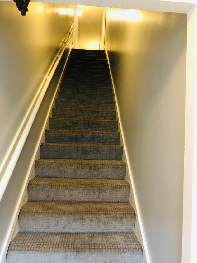 Entry into building - clean & quiet - 7220 Madison St