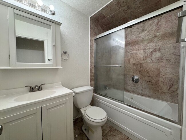 Foto del edificio - Remodeled 4+2 In Quiet Neighborhood - $3000