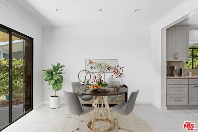 Foto del edificio - 7449 Kentwood Ave