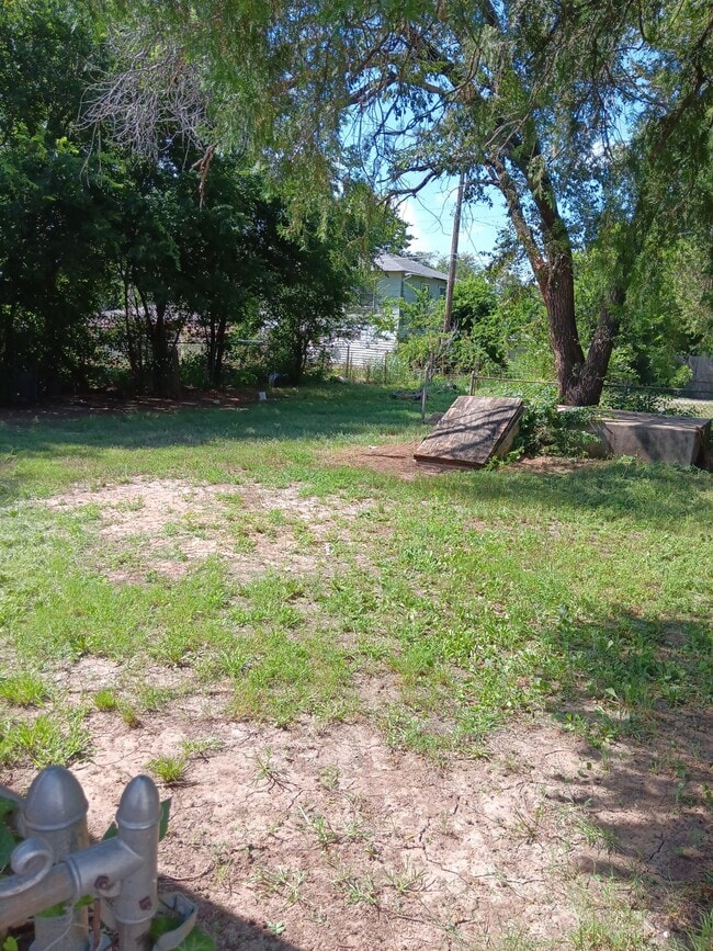 Building Photo - 1307 W Poplar Ave